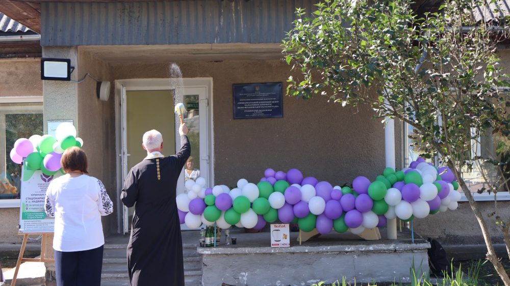 священник освячує будівлю