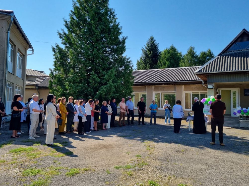 люди на фоні будівлі