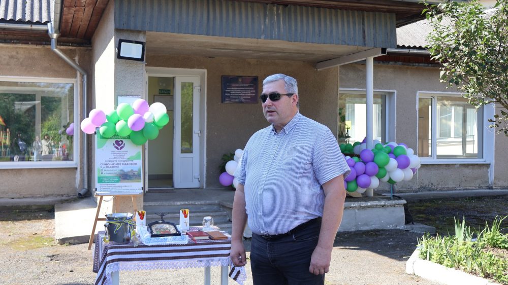 людина на фоні будівлі